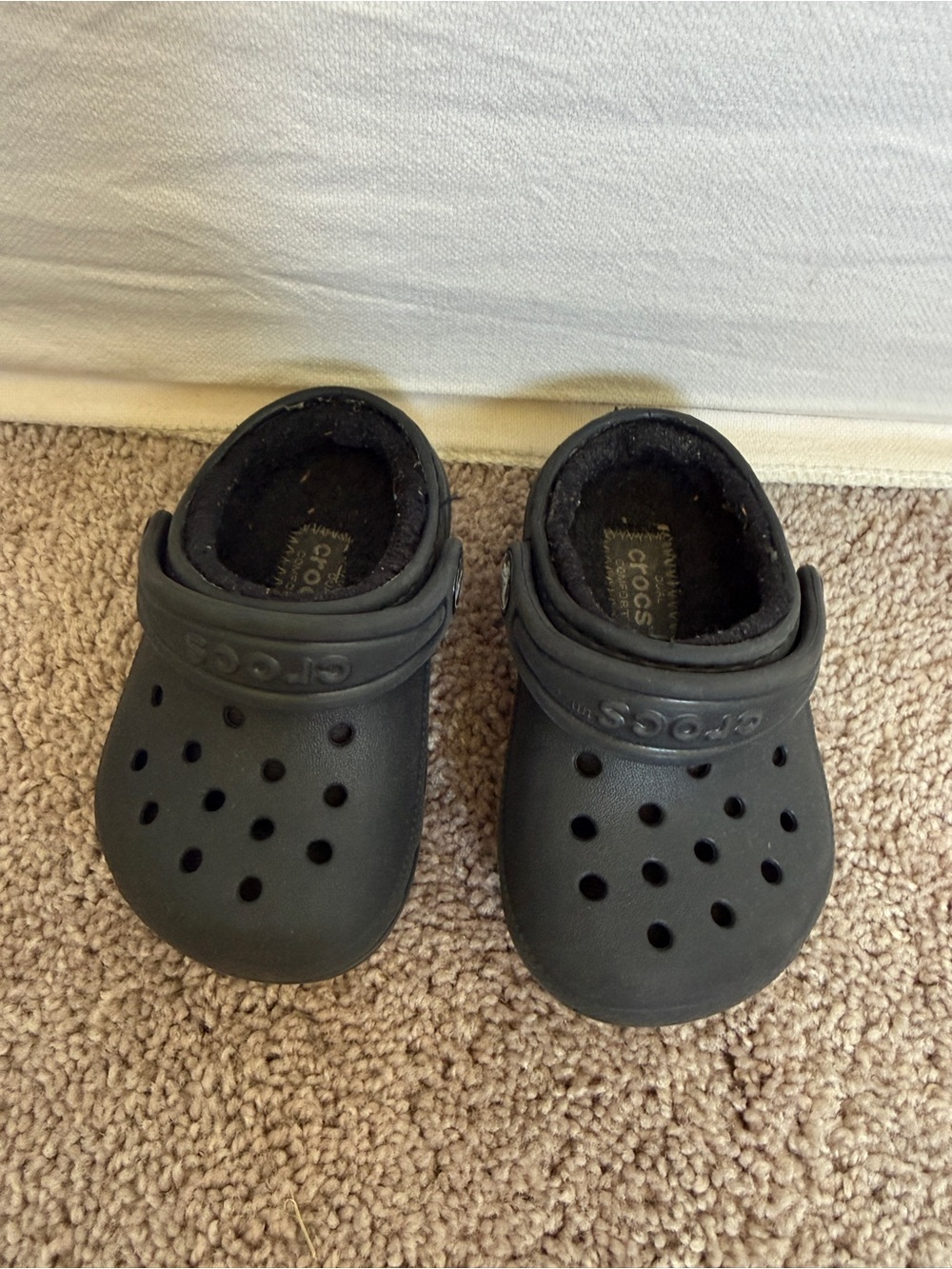 CROCS Kids Black Fleece-Lined Clogs